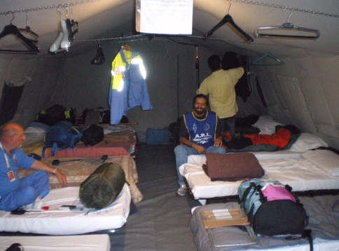Emergenza Abruzzo 2009 -  Nella tenda del campo della Croce Rossa Italiana