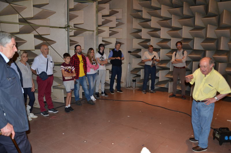 I radioamatori nella camera anecoica del gruppo di Acustica dell'INRiM di Torino
