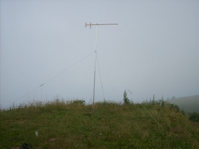 Palo antenna alluminio visto da lontano