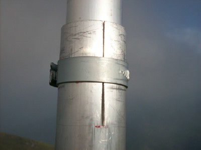 Palo telescopico d'alluminio. Dettaglio fascetta stringi-tubo