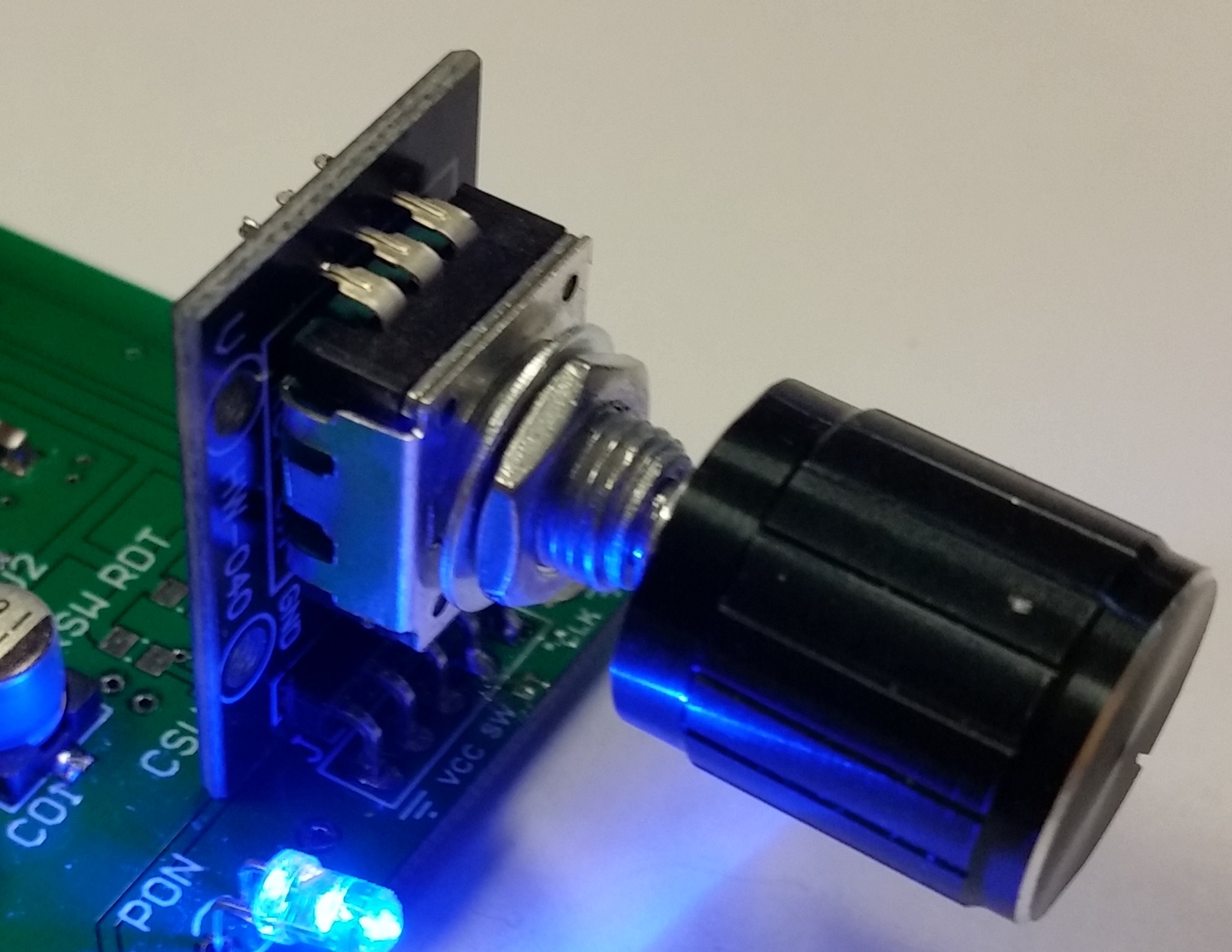 Rotary encoder PEC11R-4220F-S0024 che ho montato su scheda tipo KY-040 in sostituzione di quello originale Rotary encoder PEC11R-4220F-S0024 che ho montato su scheda tipo KY-040 in sostituzione di quello originale